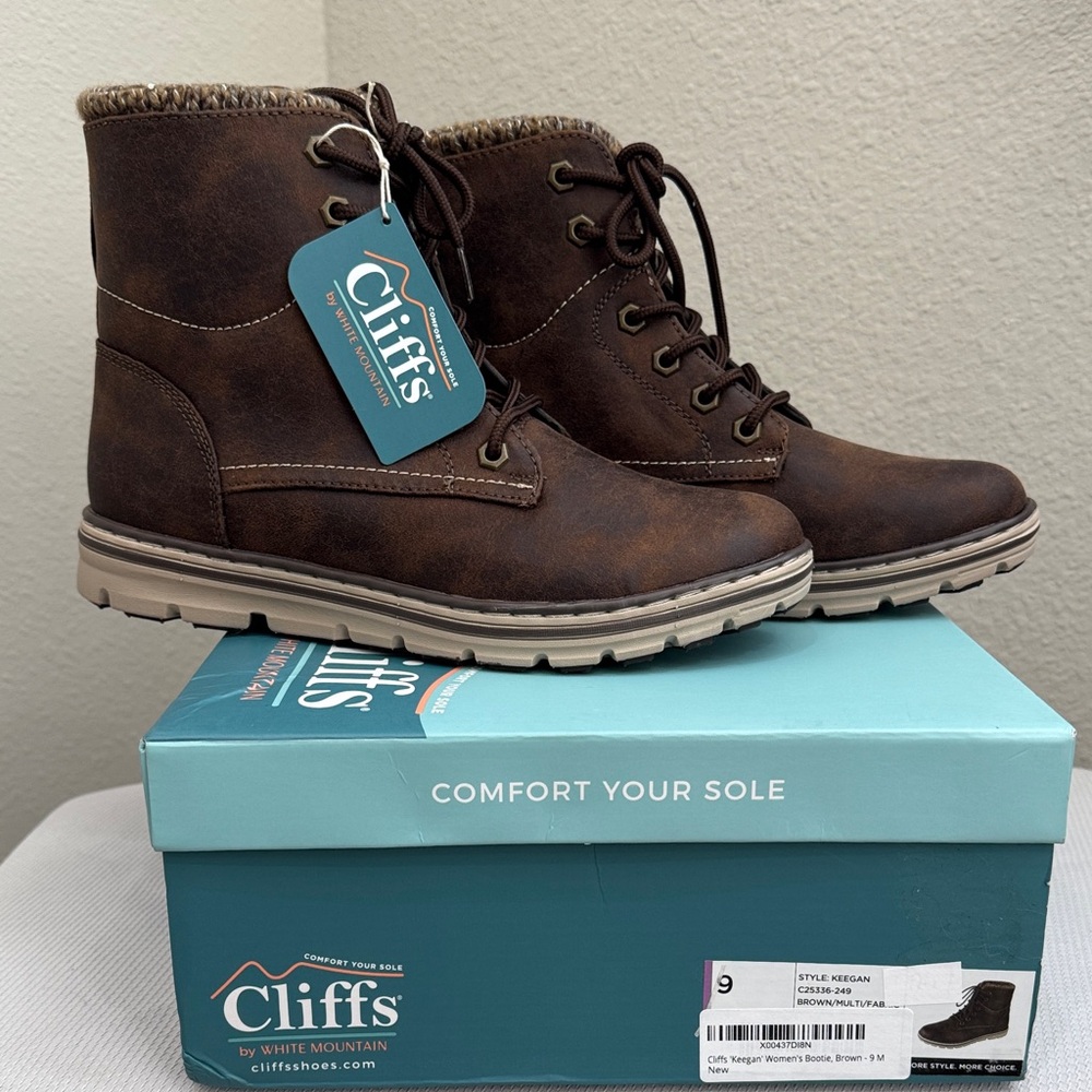 Cliffs by WHITE MOUNTAIN Dark Brown Lace-Up Boots with knit lining size 9